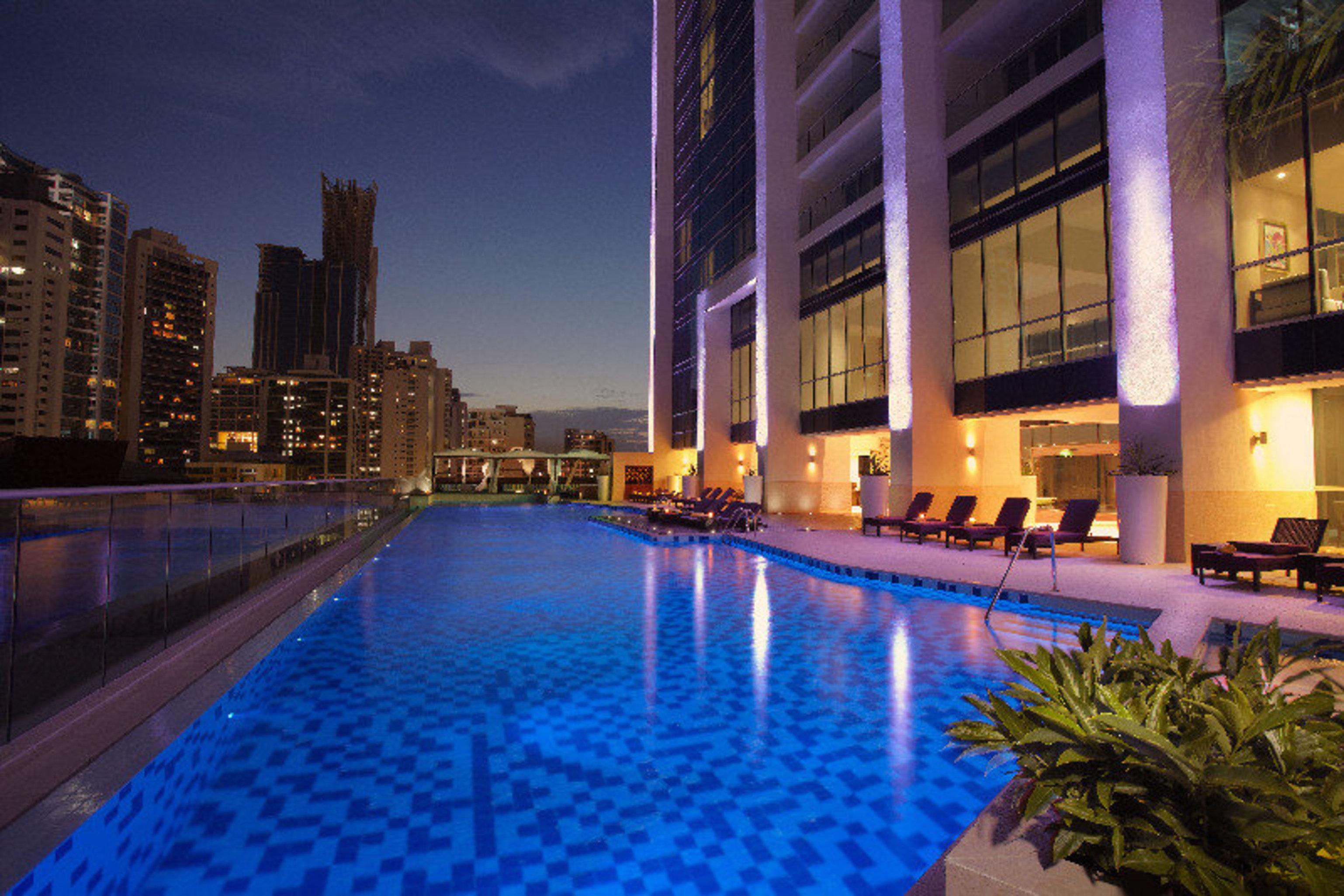 Megapolis Hotel Panama Konforlar fotoğraf The swimming pool at the hotel