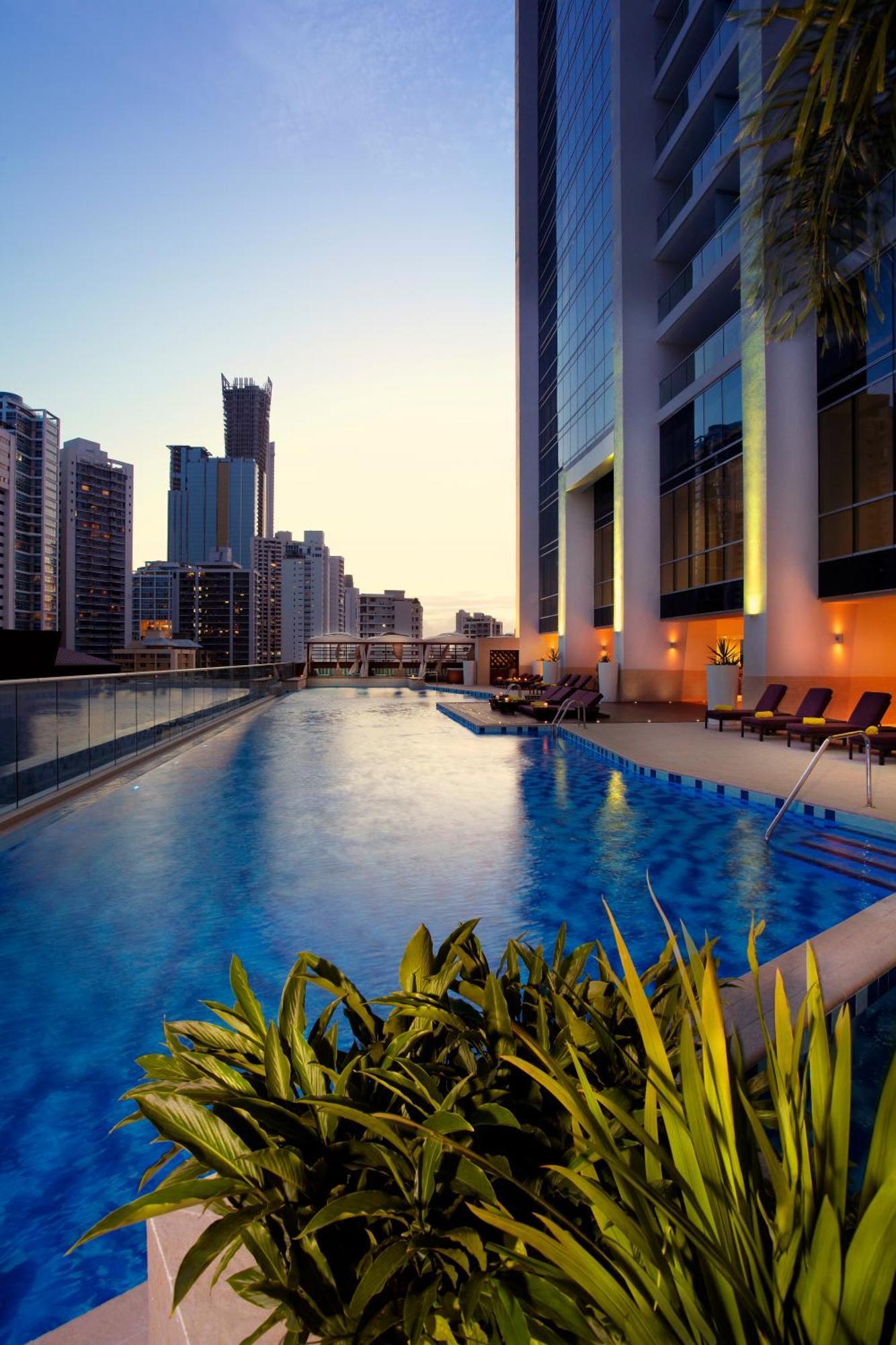 Megapolis Hotel Panama Dış mekan fotoğraf The pool at the hotel