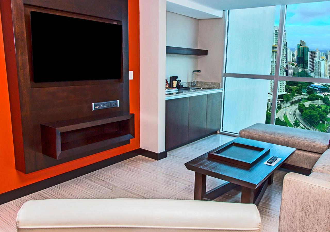 Megapolis Hotel Panama Dış mekan fotoğraf A living room with a wet bar