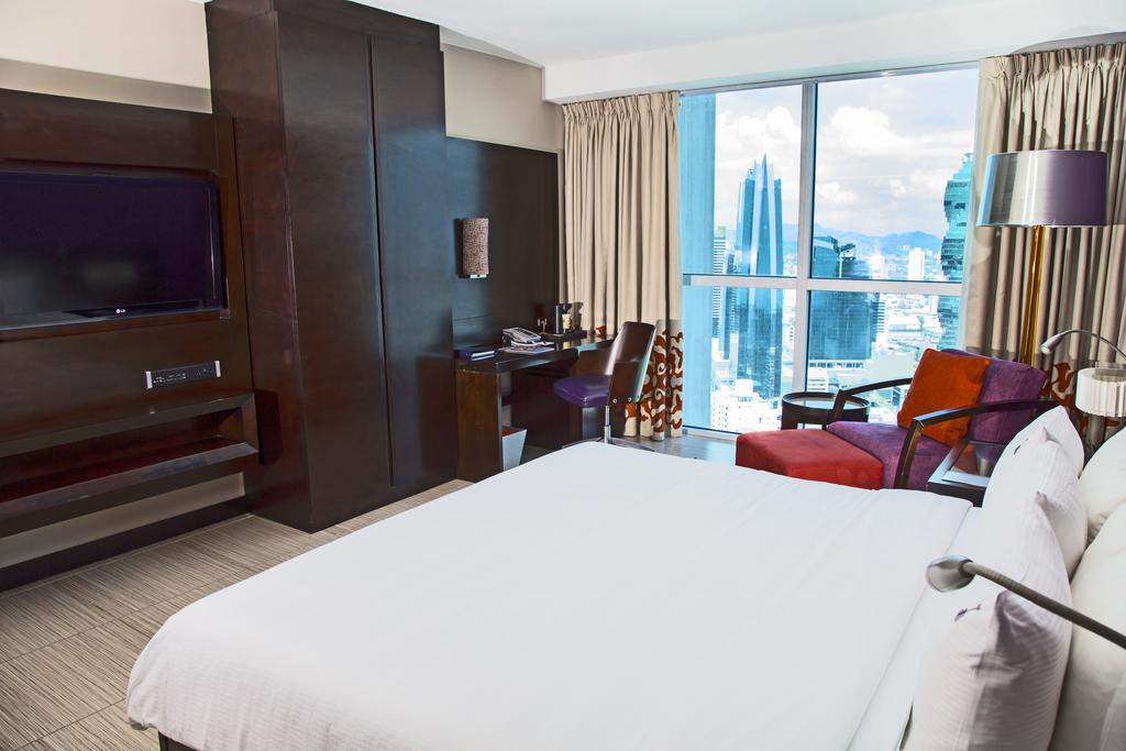 Megapolis Hotel Panama Dış mekan fotoğraf A guest room at the hotel