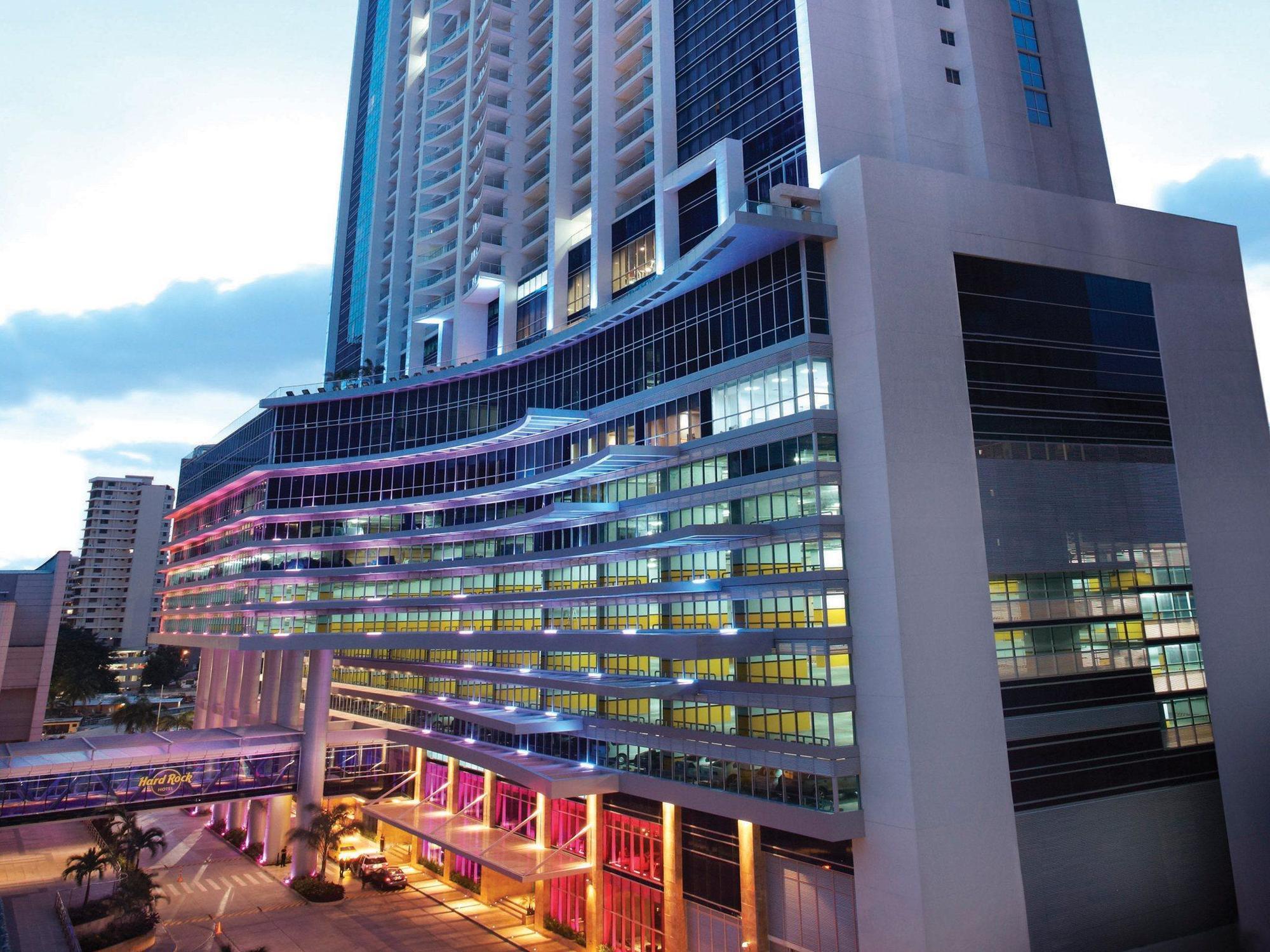 Megapolis Hotel Panama Dış mekan fotoğraf The building at night