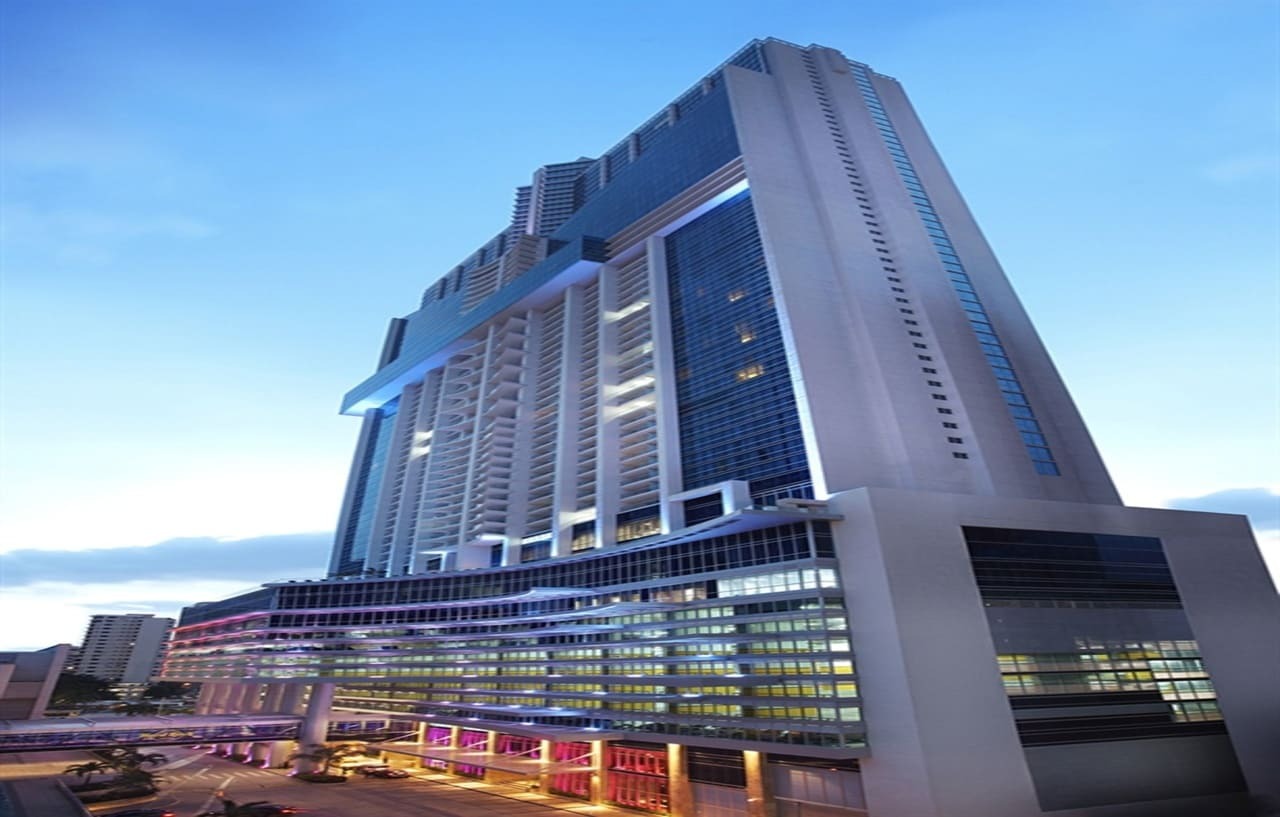 Megapolis Hotel Panama Dış mekan fotoğraf The hotel at night